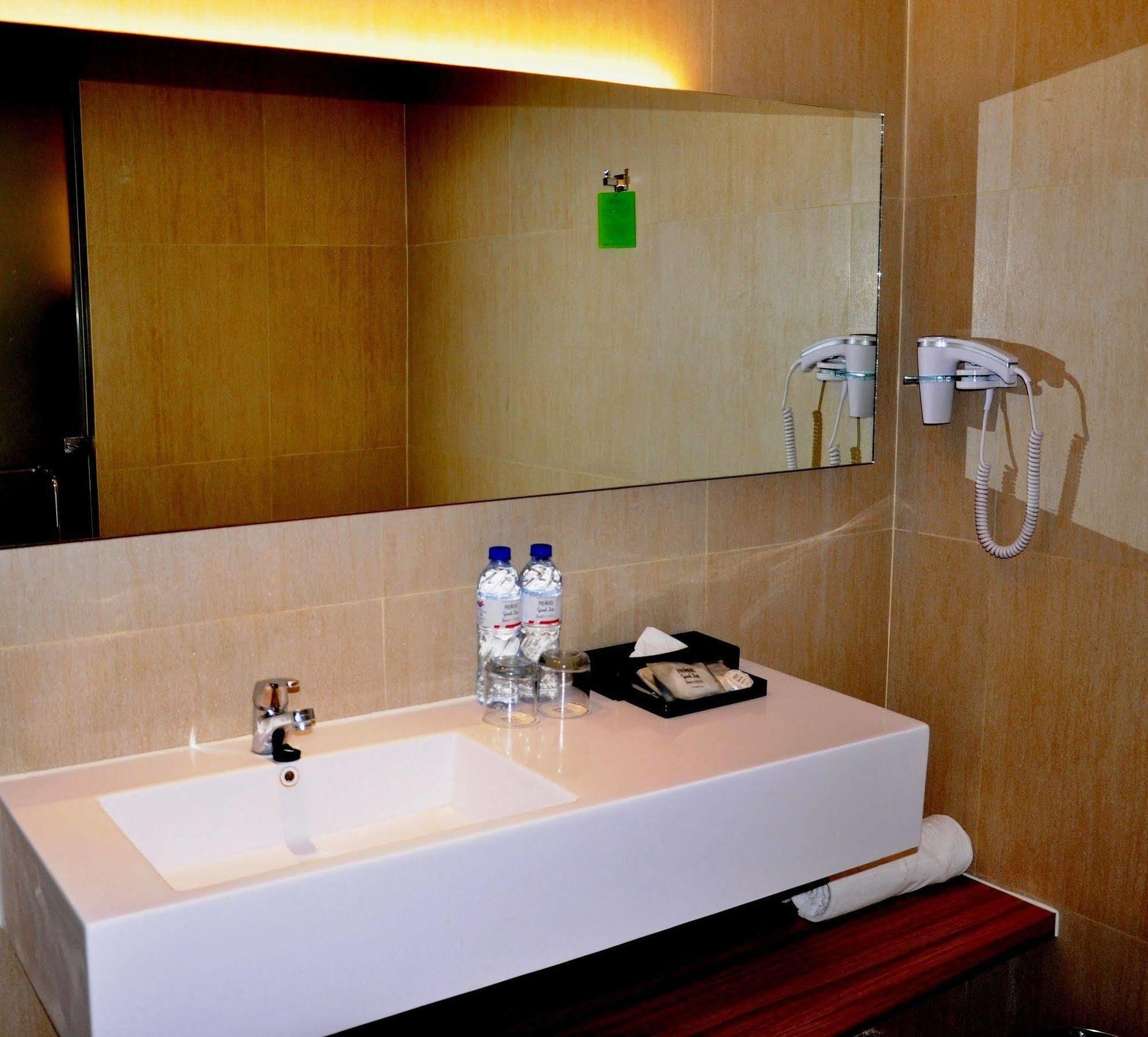 Grand Zuri Malioboro Hotel Yogyakarta Kültér fotó